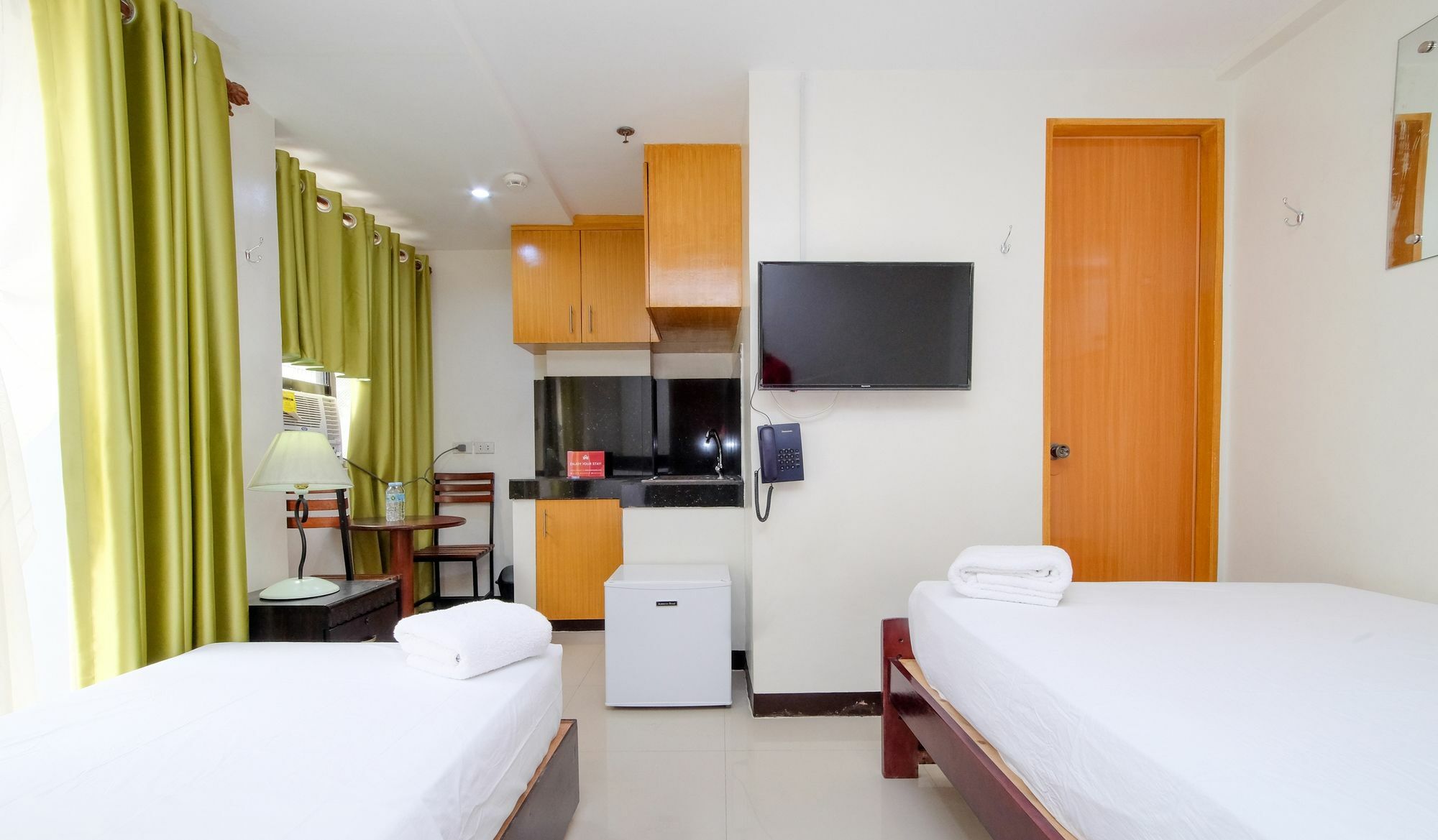 Zen Rooms Time Travellers Makati Макати Экстерьер фото