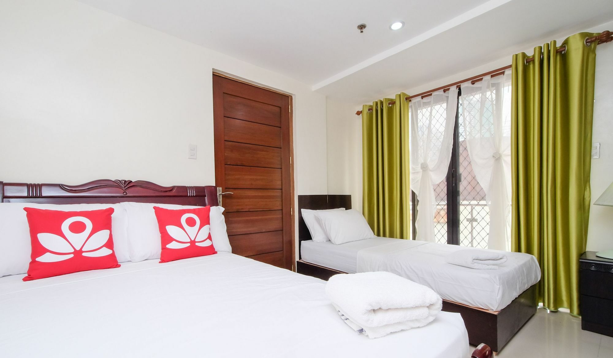 Zen Rooms Time Travellers Makati Макати Экстерьер фото