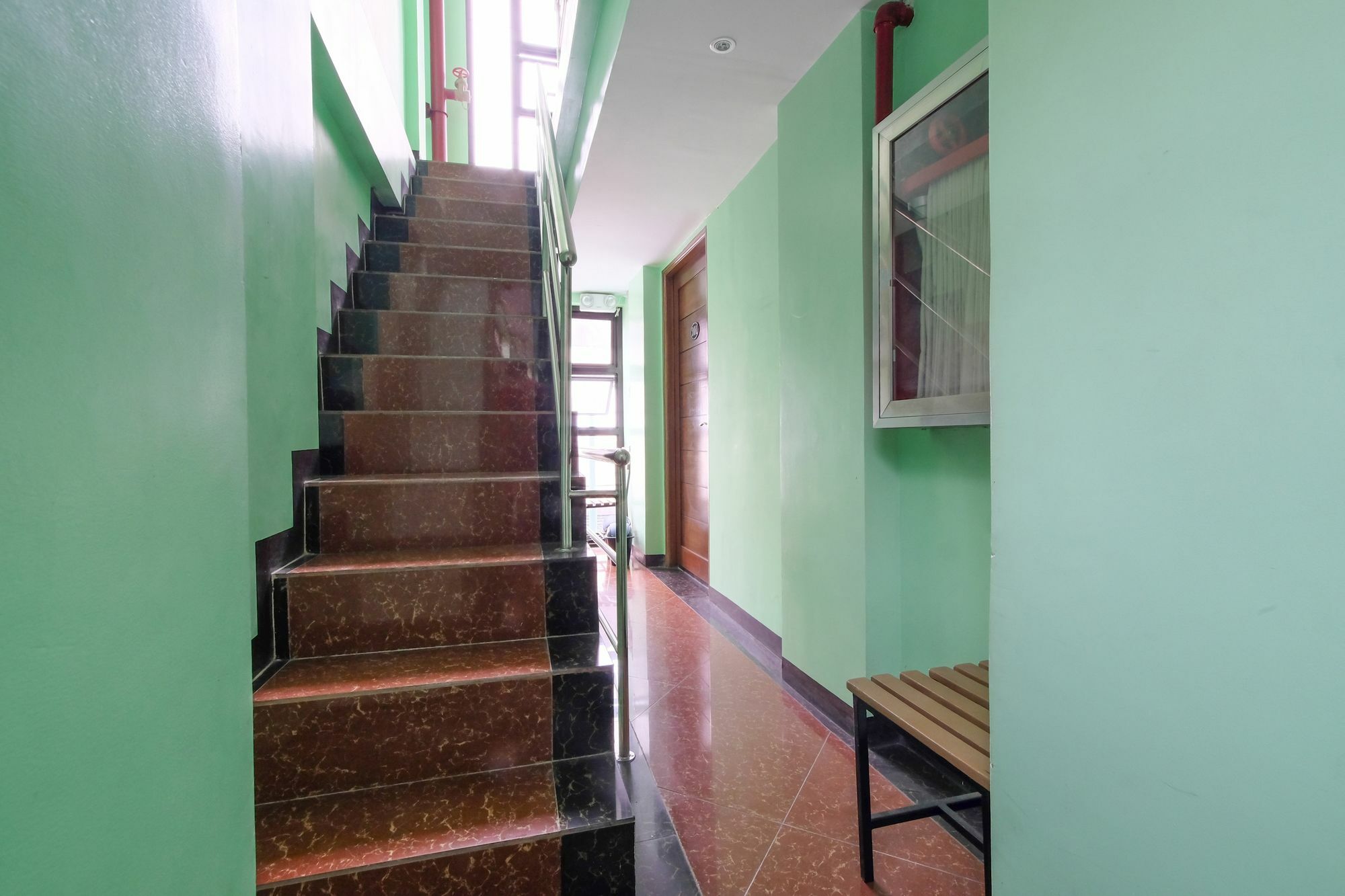 Zen Rooms Time Travellers Makati Макати Экстерьер фото