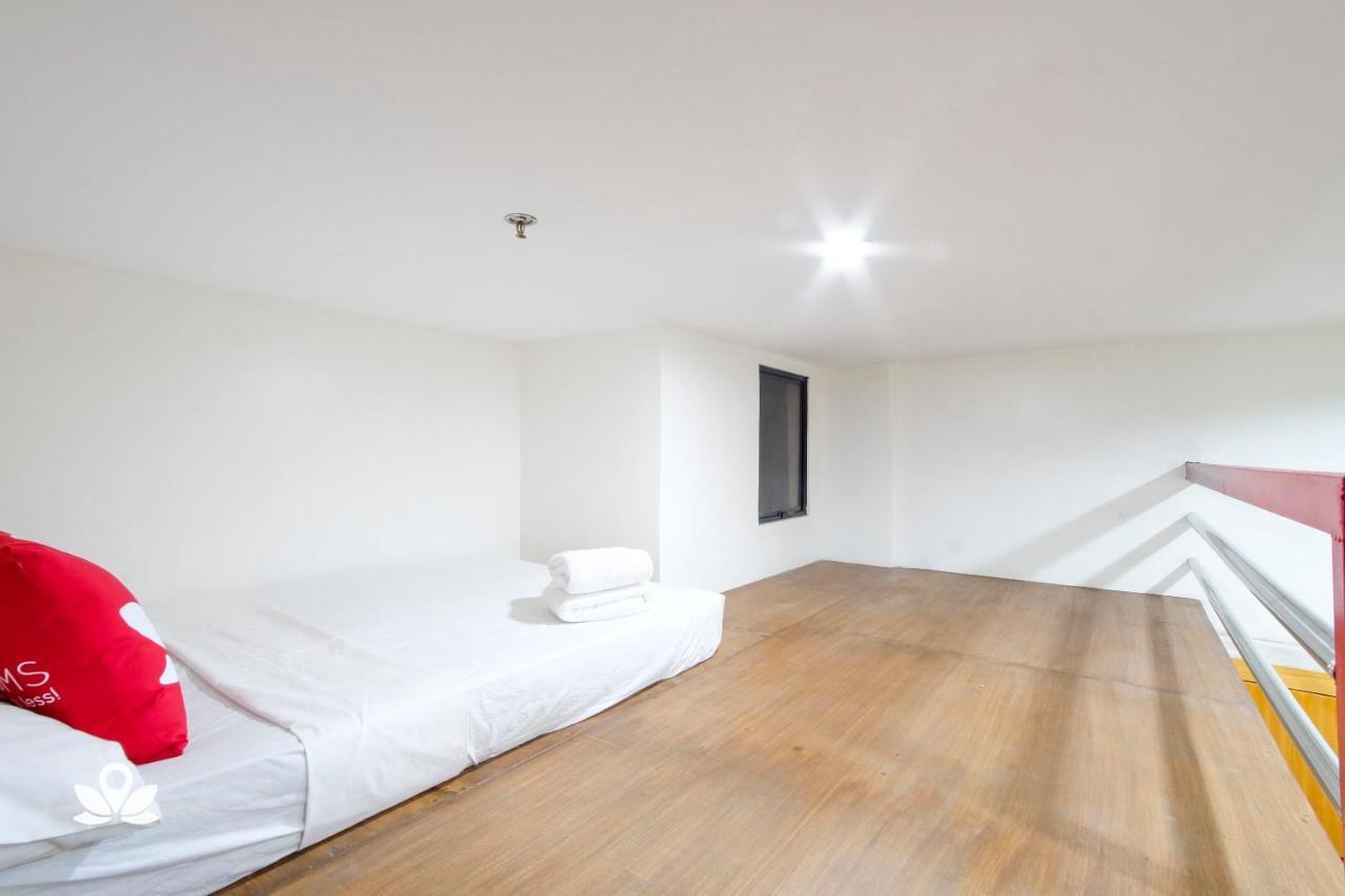 Zen Rooms Time Travellers Makati Макати Экстерьер фото